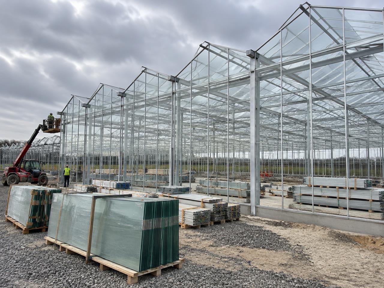 Nieuwe kas in aanbouw met stalen constructie en schermdoek